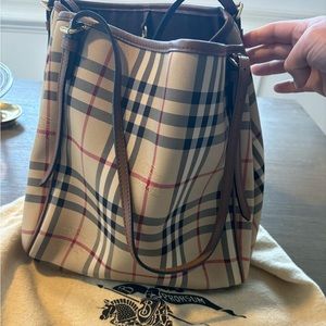 Great condition Burberry shoulder tote bag!